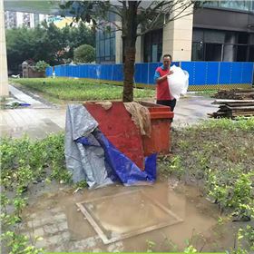 被污水浸泡著的平板形采光器 被污水浸泡著的平板形采光器