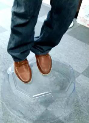 客戶在我司展廳做光導(dǎo)照明采光罩承重體驗 客戶在我司展廳做光導(dǎo)照明采光罩承重體驗