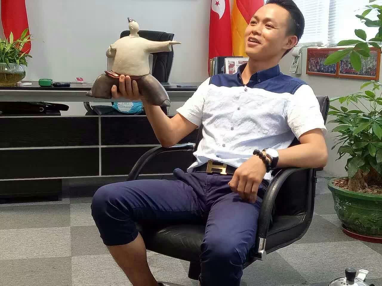 正能量科技領(lǐng)導(dǎo)人作現(xiàn)場介紹 正能量科技領(lǐng)導(dǎo)人作現(xiàn)場介紹