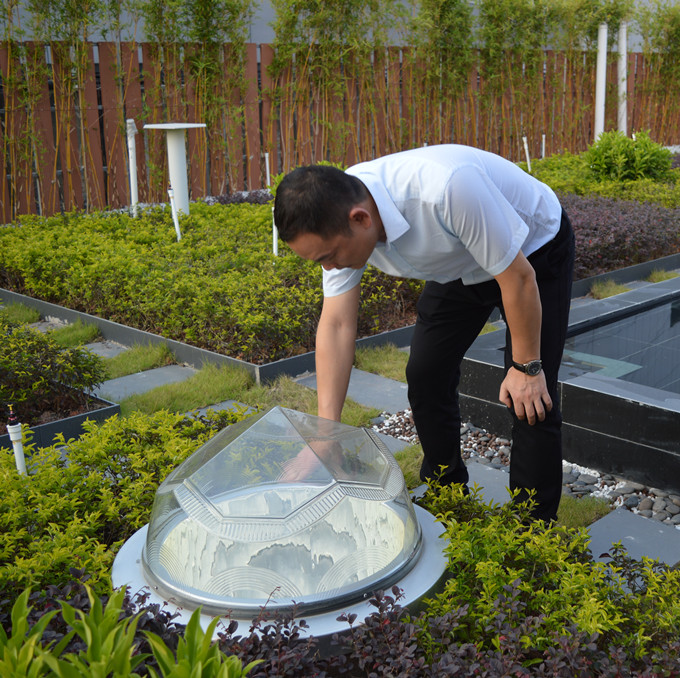 好奇的客戶(hù)在體驗(yàn)這&ldquo;顆&rdquo;鉆石型的導(dǎo)光管采光系統(tǒng)