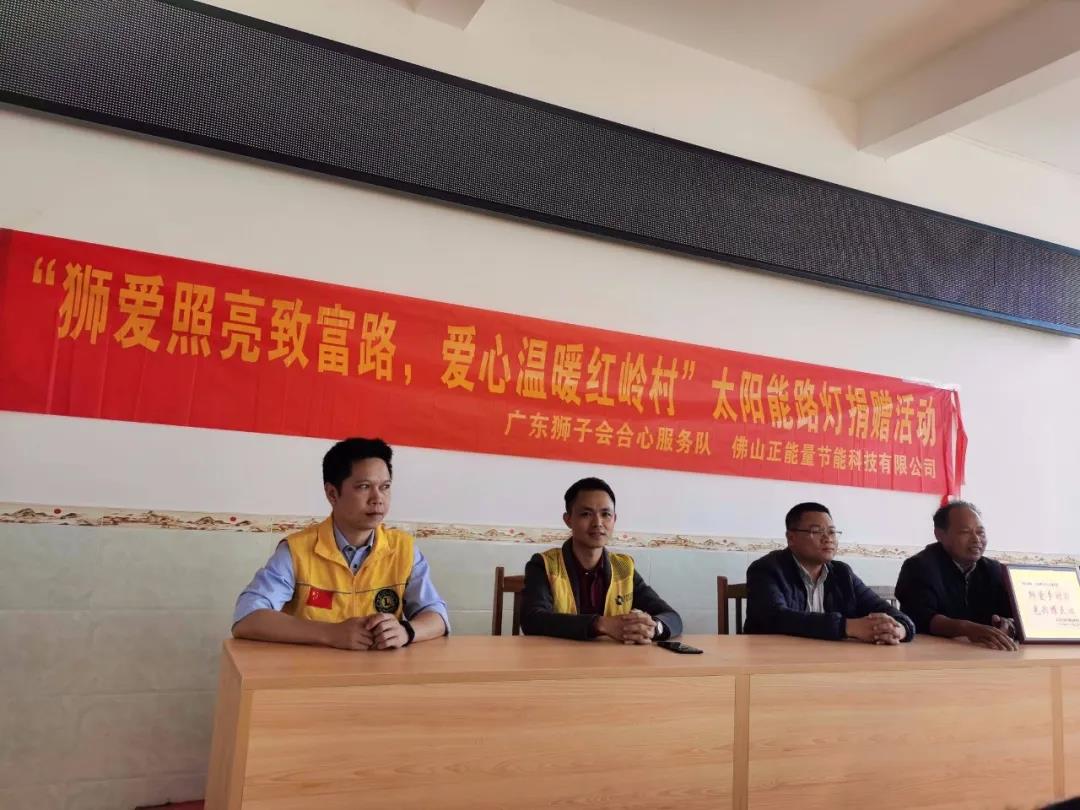 正能量太陽(yáng)能路燈2.jpg 正能量太陽(yáng)能路燈2.jpg